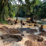 Área de extração ilegal de cassiterita em Rio Crespo com solo escavado na Amazônia