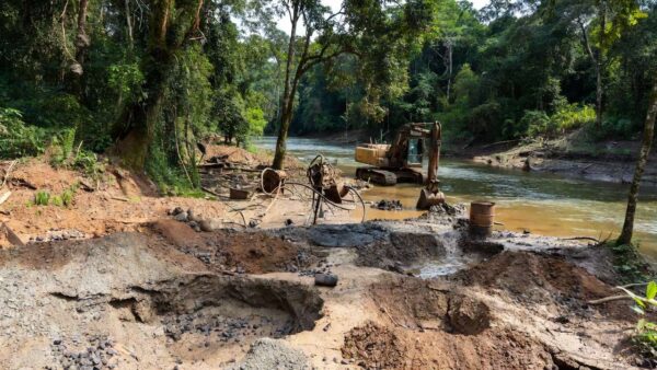 Área de extração ilegal de cassiterita em Rio Crespo com solo escavado na Amazônia