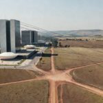 Paisagem de capital e interior brasileiro simbolizando trocas políticas e atritos entre aliados