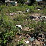 Terreno baldio abandonado no Nova Porto Velho com mato alto e lixo, pedindo limpeza