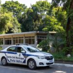 Viatura da Guarda Civil de Porto Velho em frente a prédio público