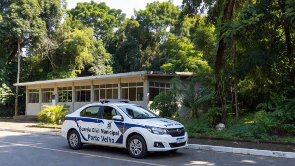 Viatura da Guarda Civil de Porto Velho em frente a prédio público