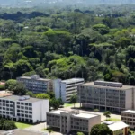 Vista panorâmica de Porto Velho, Rondônia, com prédios públicos e vegetação, simbolizando apoio político.