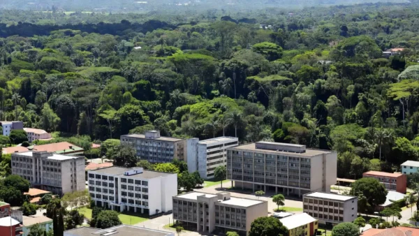 Vista panorâmica de Porto Velho, Rondônia, com prédios públicos e vegetação, simbolizando apoio político.