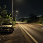 Rodovia brasileira com carro acidentado representando lei contra motoristas embriagados
