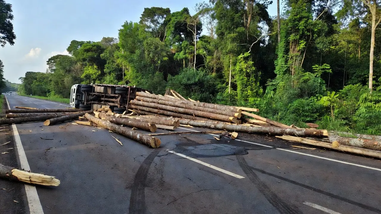 Caminhão com toras tombado interdita BR-364 entre Porto Velho e Candeias do Jamari