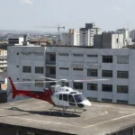 Helicóptero aeromédico em hospital brasileiro sobre caso de transporte negado