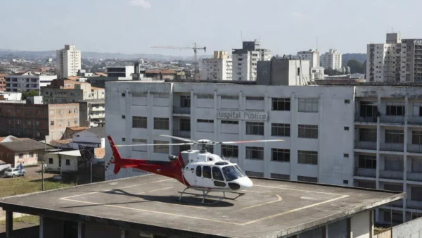 Helicóptero aeromédico em hospital brasileiro sobre caso de transporte negado