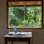 Ambiente de home office com laptop e internet instável em Porto Velho