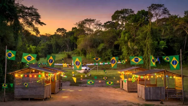 Arraial Aeroclube na Roça em Porto Velho com barracas e avião ao fundo