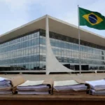 Edifício do TCU em Brasília com documentos de auditoria de contas irregulares