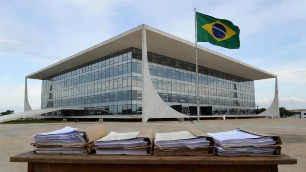 Edifício do TCU em Brasília com documentos de auditoria de contas irregulares