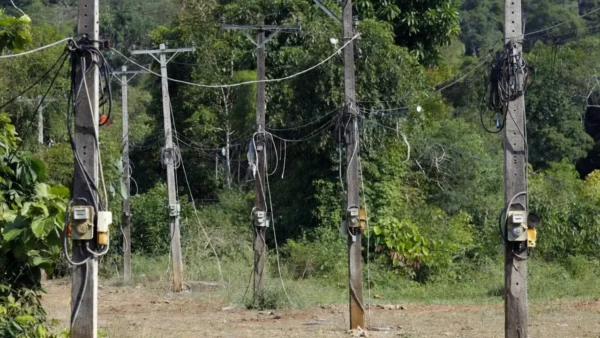 Postes e medidores de energia danificados em Rondônia, furto de energia