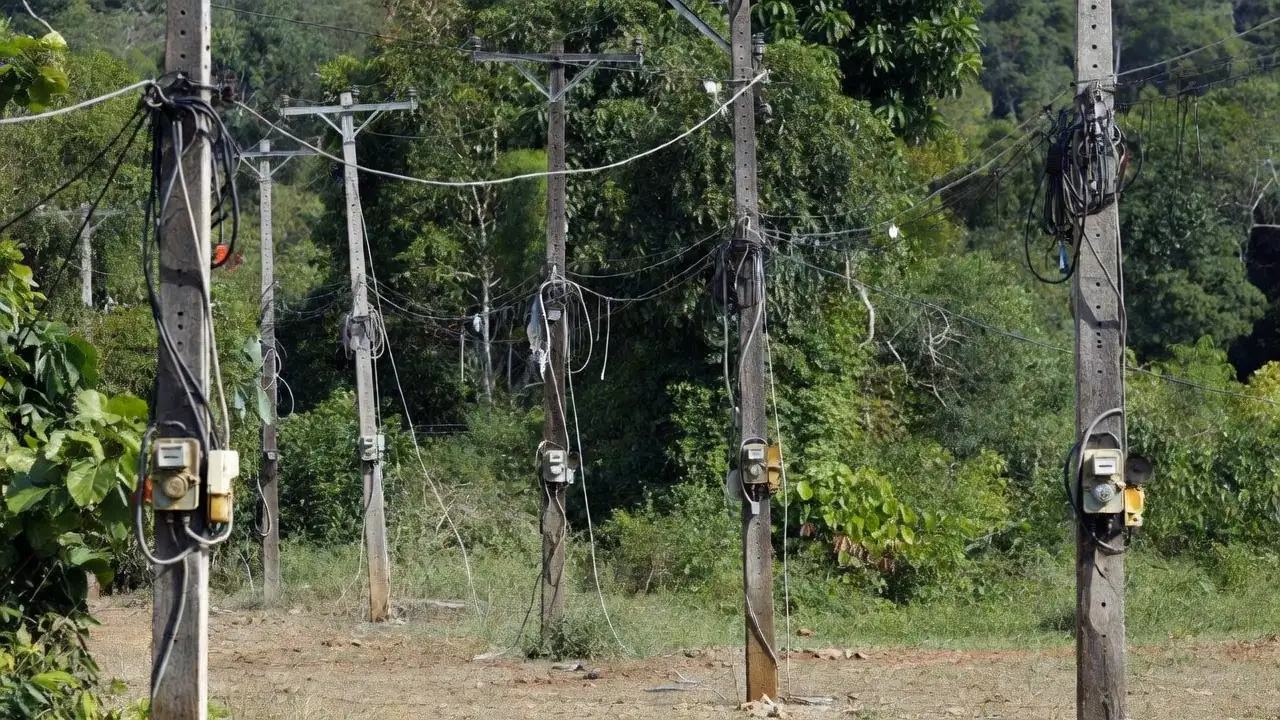 Postes e medidores de energia danificados em Rondônia, furto de energia