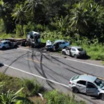 Acidente na BR-364 com veículos danificados e cena de tragédia
