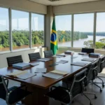 Sala de reuniões na prefeitura de Porto Velho com mesa e documentos