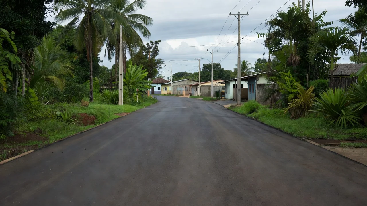 Rua recém-pavimentada no bairro Nova Esperança em Porto Velho, Rondônia