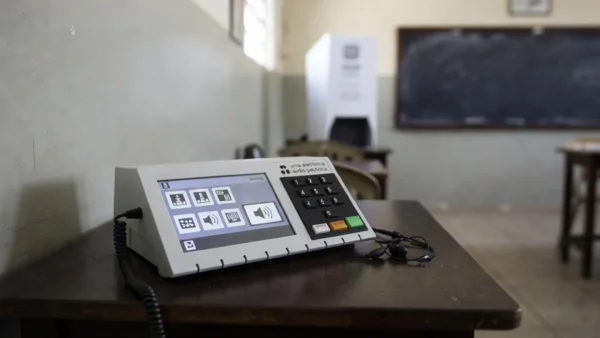 Urna eletrônica brasileira com interface acessível para deficientes visuais