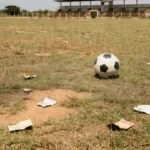 Campo de futebol em Porto Velho com bola e bilhetes de rifa para avaliação no Grêmio Novorizontino