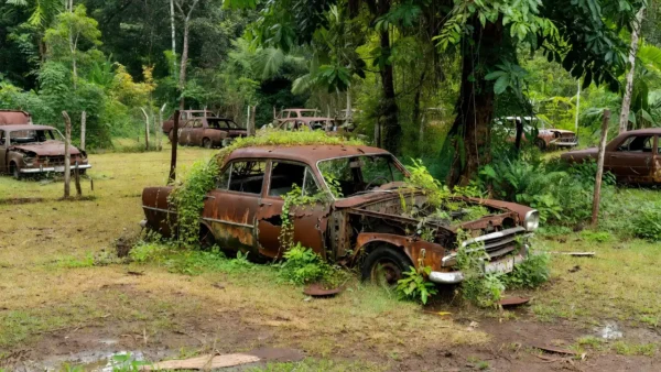Carro enferrujado apodrecendo em pátio do Detran em Rondônia