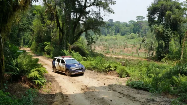 Viatura policial em estrada rural de Jaci-Paraná, Rondônia