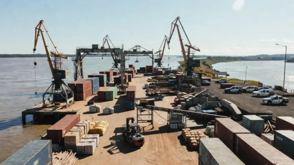 Porto de Porto Velho com viaturas policiais e estrutura de modernização