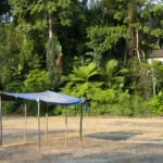 Estrutura modesta de campanha eleitoral em praça de Porto Velho, Rondônia