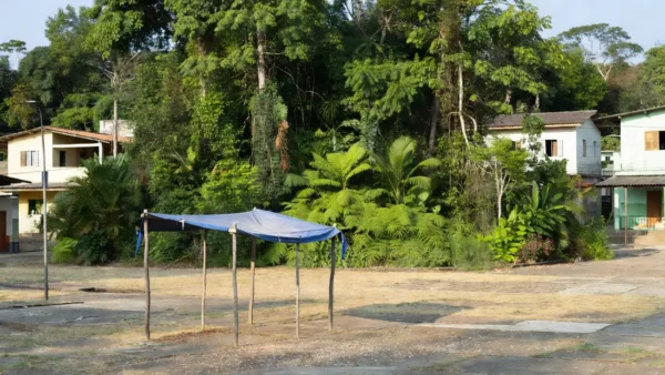 Estrutura modesta de campanha eleitoral em praça de Porto Velho, Rondônia