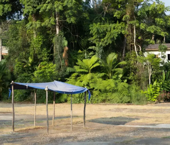 Estrutura modesta de campanha eleitoral em praça de Porto Velho, Rondônia
