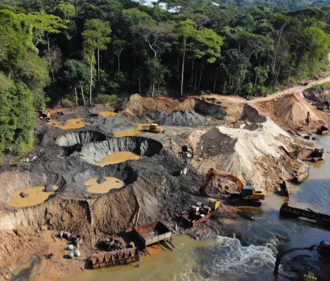 Área de extração ilegal de diamantes em terras indígenas de Vilhena, Rondônia