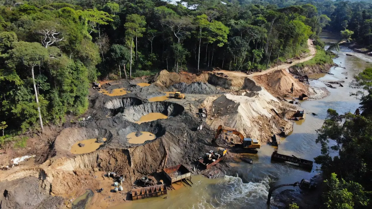 Área de extração ilegal de diamantes em terras indígenas de Vilhena, Rondônia