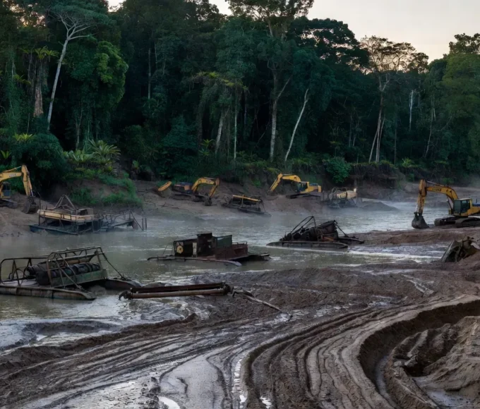 Área de mineração ilegal de ouro na Amazônia em Rondônia e Mato Grosso