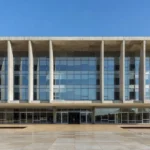 Fachada do STJ em Brasília representando decisão judicial sobre candidato a policial penal