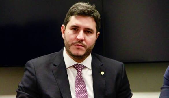 PF encontra R$ 2 milhões em dinheiro vivo com motorista ligado ao deputado Maurício Carvalho